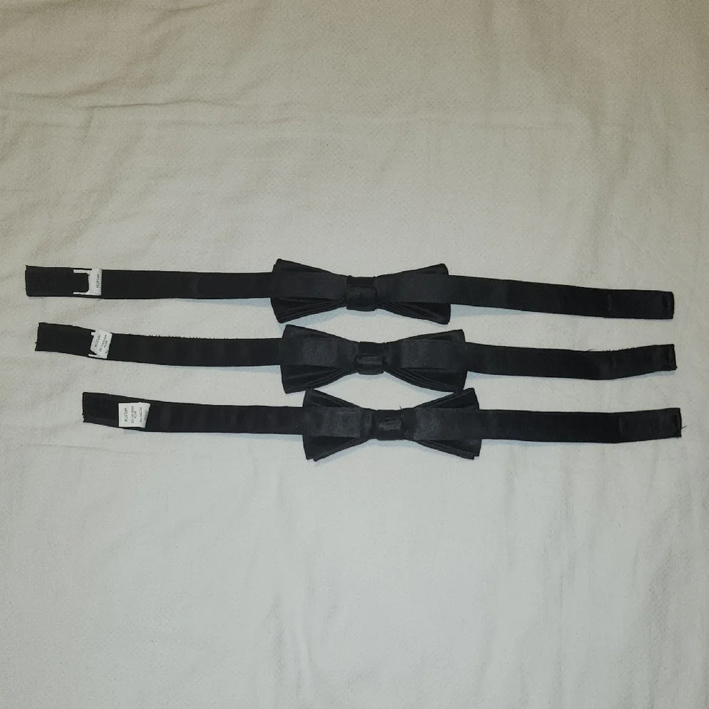 Black Bow Tie (Velcro)